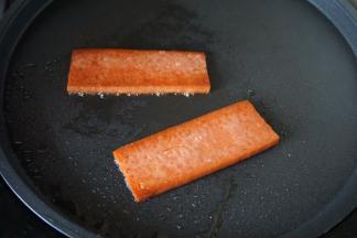 火腿切成放入抹油的电饼铛里煎，煎至两面金黄即可