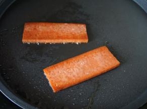 火腿切成放入抹油的电饼铛里煎，煎至两面金黄即可