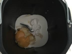 先提前一晚做好吐司：在面包机里放入鸡蛋、纯牛奶、盐、白砂糖