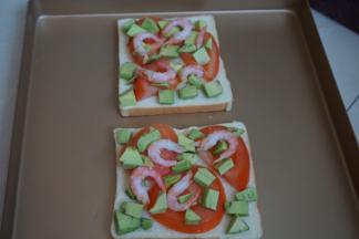 然后放入吐司上