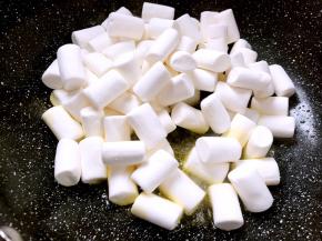 黄油溶化后加入棉花糖，炒至溶化