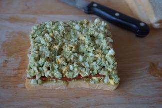 再抹上牛油果鸡蛋