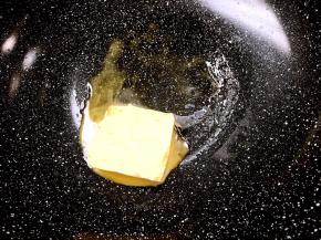 将不粘锅置火上加热，放入黄油小火溶化