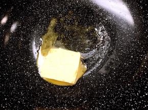 将不粘锅置火上加热，放入黄油小火溶化