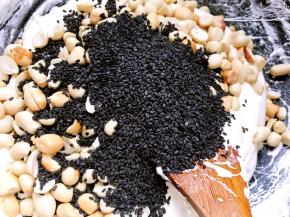 再加入花生米和黑芝麻