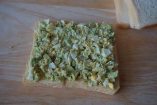 取一片吐司，抹上牛油果鸡蛋