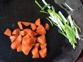 胡萝卜滚成小块，葱切段