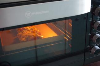 然后放入预热好的烤箱中层，180摄氏度上下火烤至芝士片融化