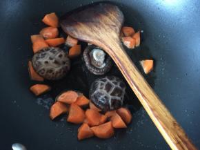 放入胡萝卜和泡发的香菇炒香