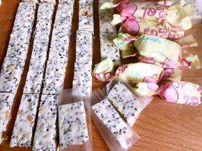 用糯米纸和糖纸包好，放入密封瓶或者糖罐里保存，什么时候想吃了就可以拿出来吃哦。