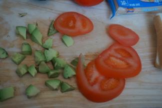 牛油果切成小块，番茄切片