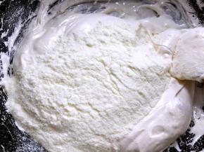 加入奶粉，搅拌均匀