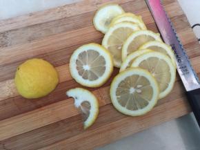 柠檬切成薄片再切小块