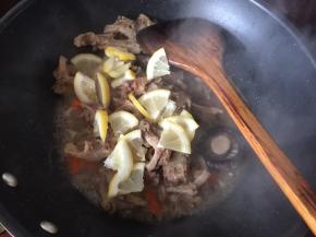 烧开4分钟后加入柠檬翻炒