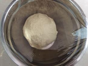 然后取出面团盖上保鲜膜让其静置至1.5倍大