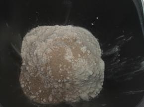 然后再放入高筋面粉和酵母粉，按和面键