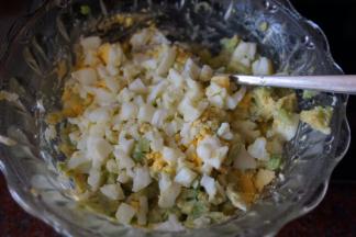 再加入碾碎蒸熟的鸡蛋