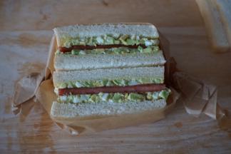 纵向用牛油纸包住