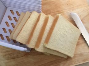 然后将烤好的吐司切片