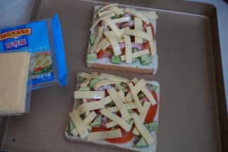 芝士切成小长条，铺在吐司上