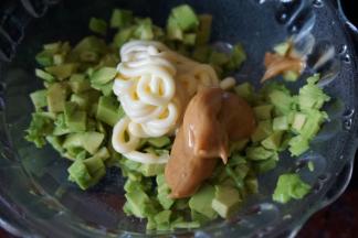 然后加入花生酱和沙拉酱拌匀