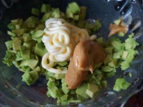 然后加入花生酱和沙拉酱拌匀