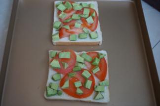 然后将番茄片放入吐司上，撒上牛油果