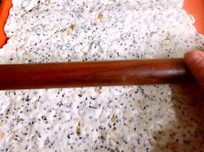 起锅装入大盘里，用擀面杖擀平，然后放入冰箱冷藏1小时