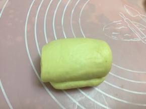 分成三等份后用擀面杖擀成长舌状后由上而下卷起来