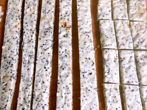 将冷藏后的糖块，拿出来，切成小块的糖块