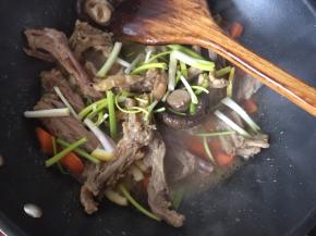 最后加入葱段翻炒均匀即可