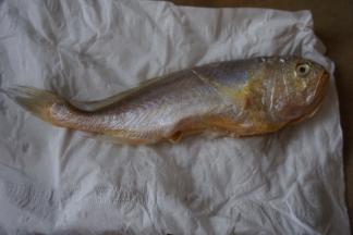 小黄鱼洗净后用厨房纸吸干水份