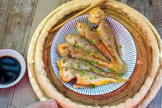 要吃的时候蘸取味极鲜酱油即可