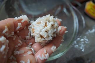 再蘸上泡发好的糯米