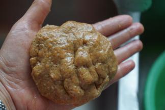 然后取出肉团，在手上左右甩打100次以上