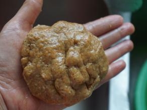 然后取出肉团，在手上左右甩打100次以上