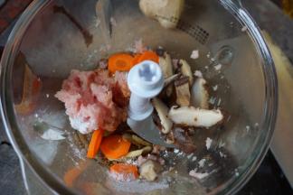 再加入香菇、胡萝卜、姜丝