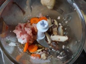 再加入香菇、胡萝卜、姜丝