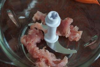 猪肉加5g薯粉和盐搅拌均匀后腌制10分钟分钟，然后将腌制好的猪肉放入搅拌机中搅拌成泥