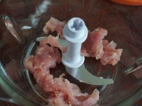 猪肉加5g薯粉和盐搅拌均匀后腌制10分钟分钟，然后将腌制好的猪肉放入搅拌机中搅拌成泥