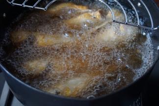 家里有油锅的可以放入油锅中炸（我这个油锅是在味游兑换的哦，今天终于开光了）