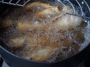 家里有油锅的可以放入油锅中炸（我这个油锅是在味游兑换的哦，今天终于开光了）