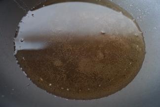 锅里热油至八分熟