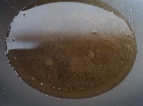 锅里热油至八分熟