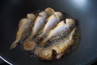 放入姜片一起煎炸