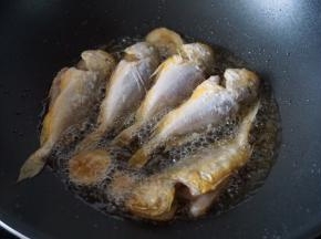 放入姜片一起煎炸