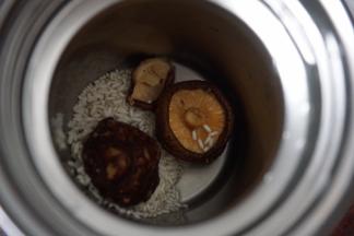 香菇、糯米洗净后放入焖烧罐中加入开水焖15分钟泡发