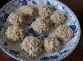 摆放在盘子里