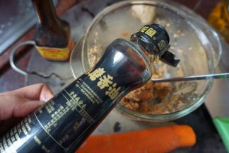 加入小蘑香油和美极鲜味酱油搅拌均匀