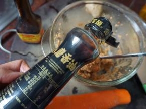 加入小蘑香油和美极鲜味酱油搅拌均匀